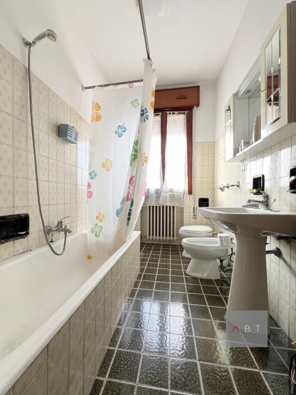 Situata nella frazione di Abbazia Pisani, porzione di casa a schiera di testa divisa in due unità...