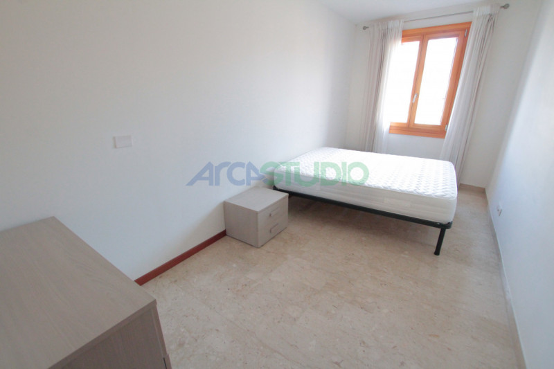 Per chi desidera abitare in pieno centro città con a portata di mano la comodità di tutti i servi...