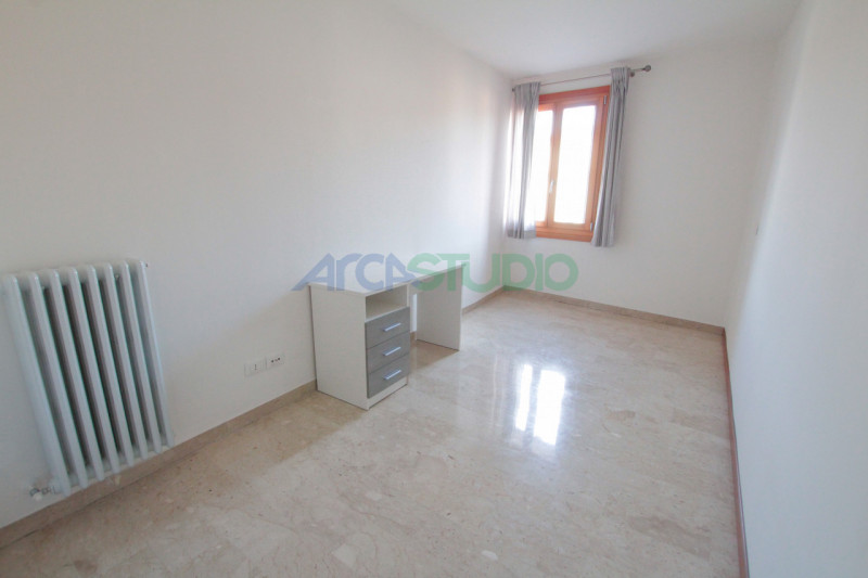 Per chi desidera abitare in pieno centro città con a portata di mano la comodità di tutti i servi...