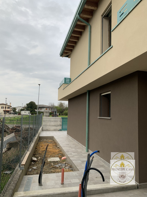 CSz.124 Quartiere residenziale comodo ai servizi, accoglie complesso abitativo composto da n.5 un...