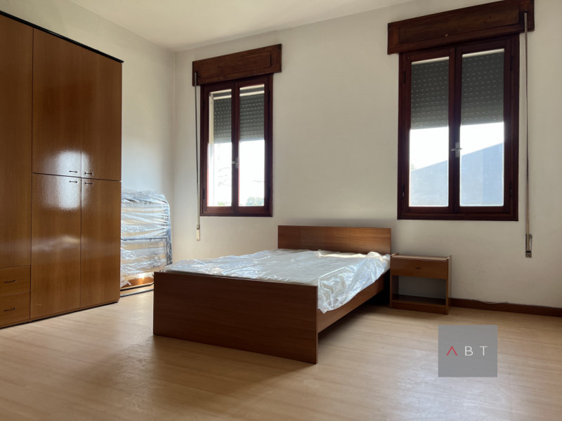 Situata nella frazione di Pozzetto, casa singola composta di: ingresso, soggiorno, cucina, studio...