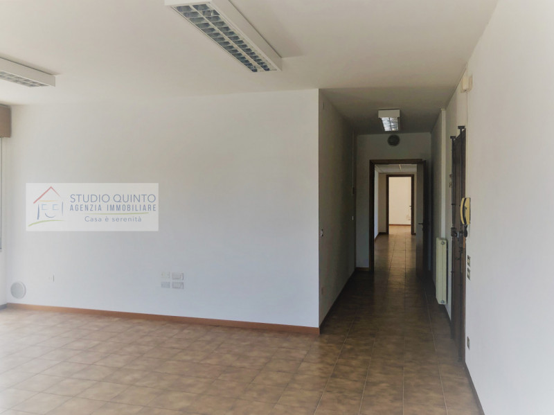 Locale ad uso ufficio di mq 187 ca. situato al primo piano. Ingresso con sala d'attesa di mq 40 c...
