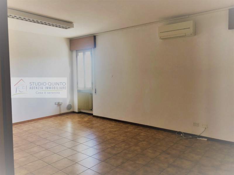 Locale ad uso ufficio di mq 187 ca. situato al primo piano. Ingresso con sala d'attesa di mq 40 c...
