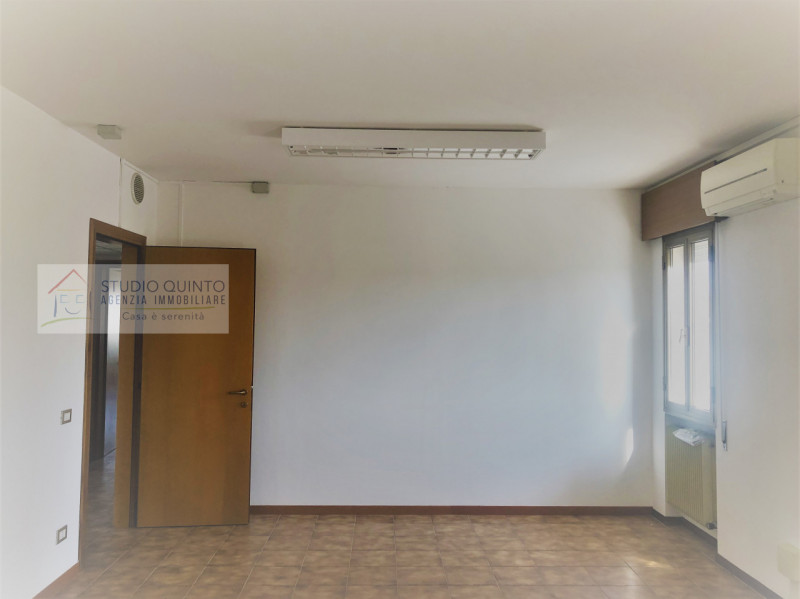 Locale ad uso ufficio di mq 187 ca. situato al primo piano. Ingresso con sala d'attesa di mq 40 c...