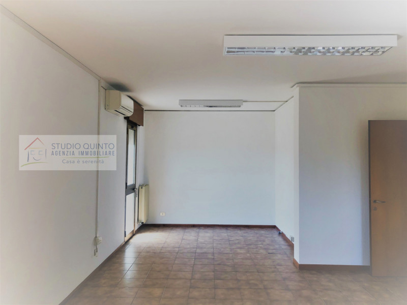 Locale ad uso ufficio di mq 187 ca. situato al primo piano. Ingresso con sala d'attesa di mq 40 c...