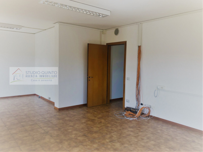 Locale ad uso ufficio di mq 187 ca. situato al primo piano. Ingresso con sala d'attesa di mq 40 c...
