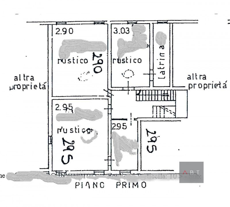 Porzione di rustico da ristrutturare e composto di: ingresso, cucina, sala da pranzo, tre camere,...
