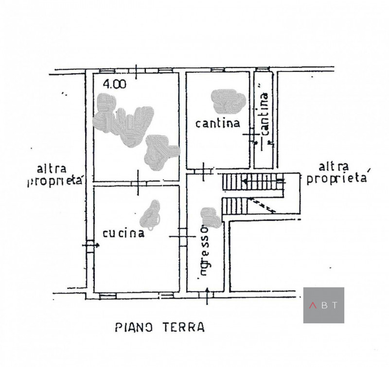 Porzione di rustico da ristrutturare e composto di: ingresso, cucina, sala da pranzo, tre camere,...