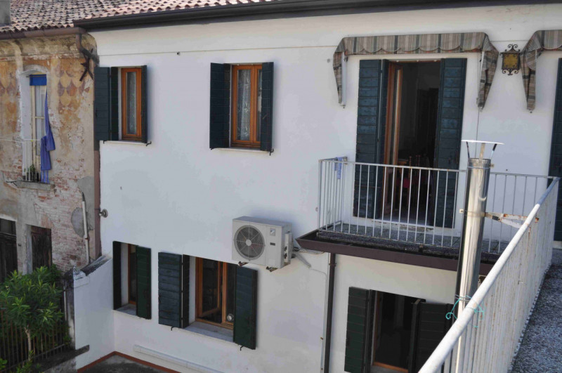 Nel cuore pulsante di Este, proponiamo in esclusiva un palazzetto indipendente disposto su due li...