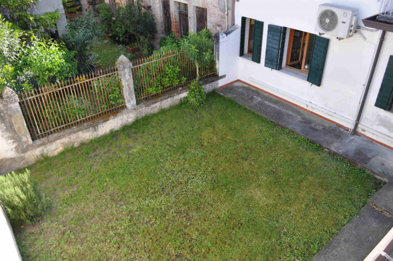 Nel cuore pulsante di Este, proponiamo in esclusiva un palazzetto indipendente disposto su due li...