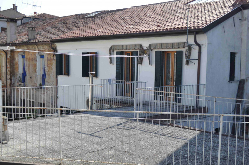 Nel cuore pulsante di Este, proponiamo in esclusiva un palazzetto indipendente disposto su due li...