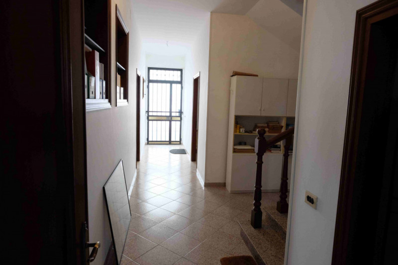 Nel cuore pulsante di Este, proponiamo in esclusiva un palazzetto indipendente disposto su due li...