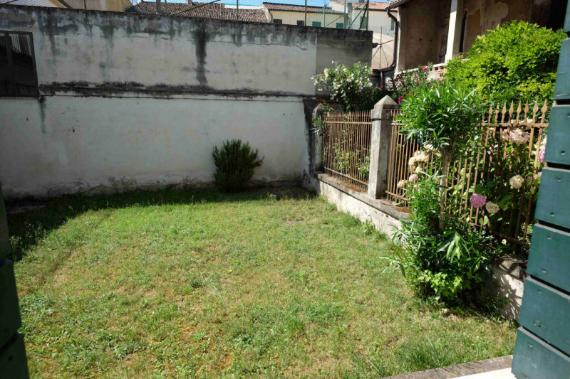 Nel cuore pulsante di Este, proponiamo in esclusiva un palazzetto indipendente disposto su due li...