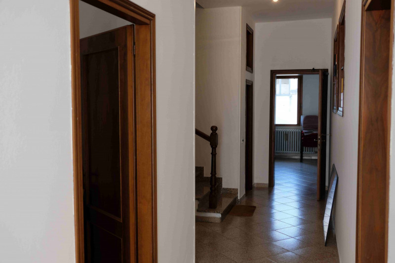 Nel cuore pulsante di Este, proponiamo in esclusiva un palazzetto indipendente disposto su due li...