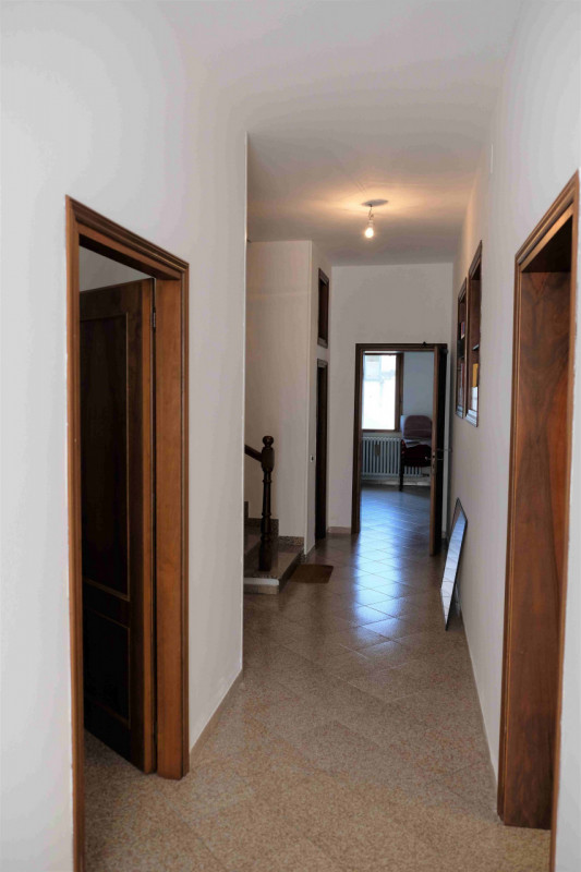 Nel cuore pulsante di Este, proponiamo in esclusiva un palazzetto indipendente disposto su due li...