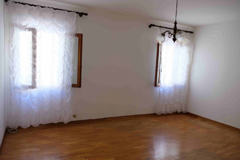 Nel cuore pulsante di Este, proponiamo in esclusiva un palazzetto indipendente disposto su due li...