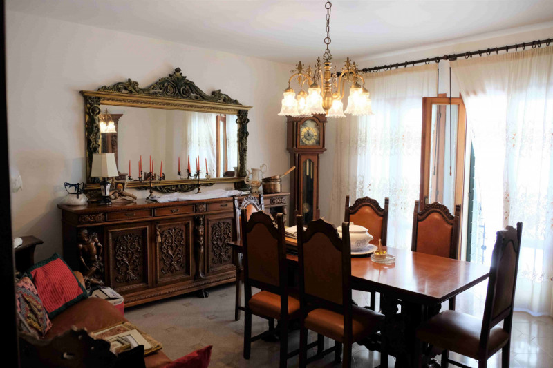 Nel cuore pulsante di Este, proponiamo in esclusiva un palazzetto indipendente disposto su due li...