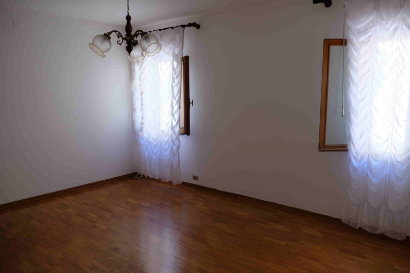 Nel cuore pulsante di Este, proponiamo in esclusiva un palazzetto indipendente disposto su due li...