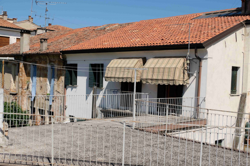 Nel cuore pulsante di Este, proponiamo in esclusiva un palazzetto indipendente disposto su due li...