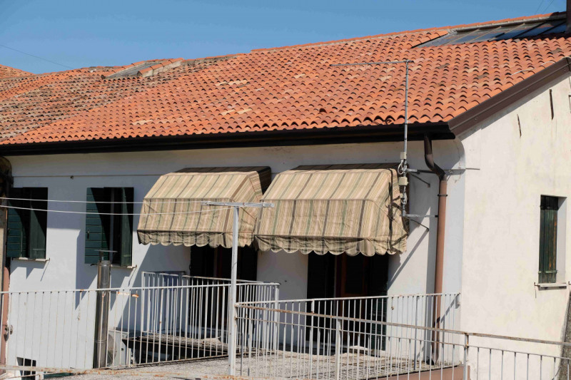 Nel cuore pulsante di Este, proponiamo in esclusiva un palazzetto indipendente disposto su due li...