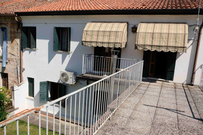 Nel cuore pulsante di Este, proponiamo in esclusiva un palazzetto indipendente disposto su due li...