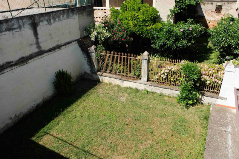 Nel cuore pulsante di Este, proponiamo in esclusiva un palazzetto indipendente disposto su due li...