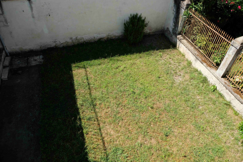 Nel cuore pulsante di Este, proponiamo in esclusiva un palazzetto indipendente disposto su due li...