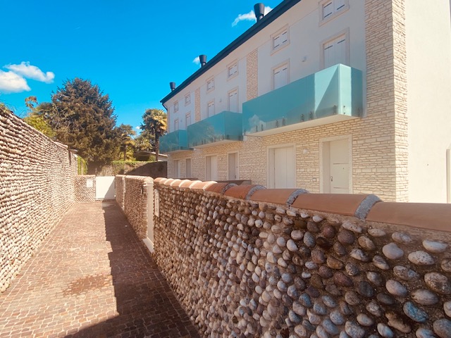 Proponiamo in vendita, in zona esclusiva, a Rossano Veneto, villette a schiera dal design moderno...