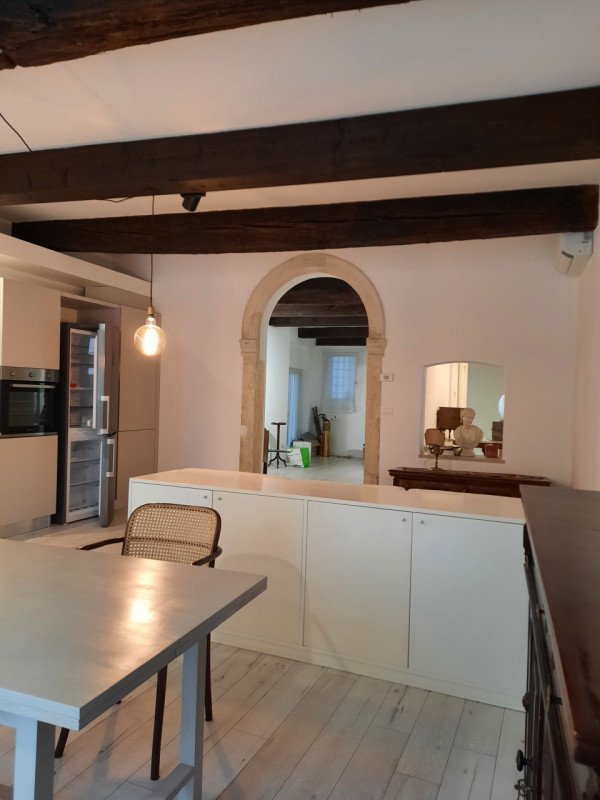 MIDI LOFT ARREDATO E CON POSTO AUTO, PIANO TERRA, INGRESSO INDIPENDENTE! Rif. 7732
In centralissi...