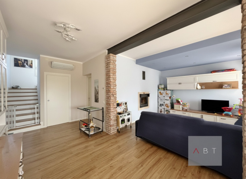 Situata nella frazione di Fratte, porzione di bifamiliare divisa in due unità indipendenti e comp...