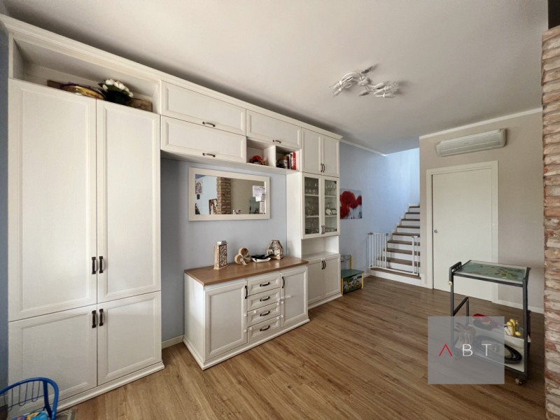 Situata nella frazione di Fratte, porzione di bifamiliare divisa in due unità indipendenti e comp...