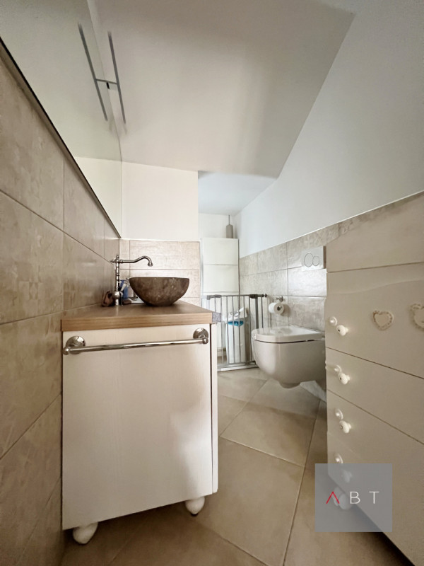 Situata nella frazione di Fratte, porzione di bifamiliare divisa in due unità indipendenti e comp...