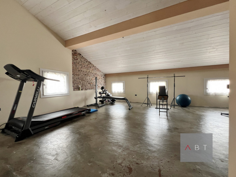 Situata nella frazione di Fratte, porzione di bifamiliare divisa in due unità indipendenti e comp...