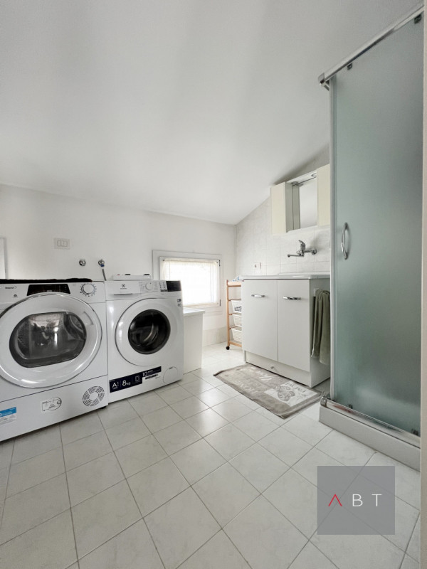 Situata nella frazione di Fratte, porzione di bifamiliare divisa in due unità indipendenti e comp...