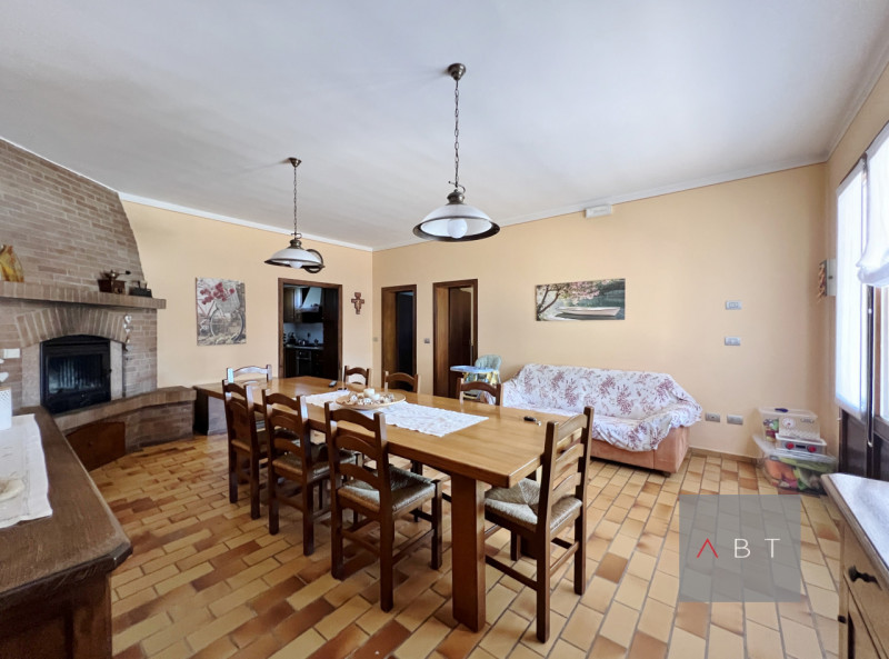 Situata nella frazione di Fratte, porzione di bifamiliare divisa in due unità indipendenti e comp...