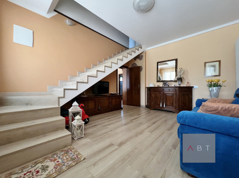 Situata nella frazione di Fratte, porzione di bifamiliare divisa in due unità indipendenti e comp...