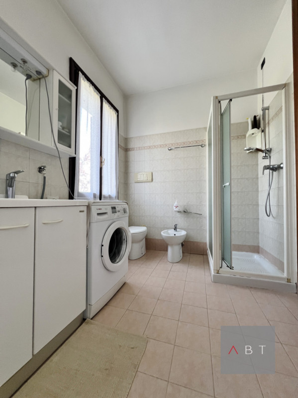 Situata nella frazione di Fratte, porzione di bifamiliare divisa in due unità indipendenti e comp...