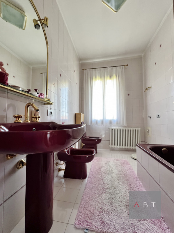 Situata nella frazione di Fratte, porzione di bifamiliare divisa in due unità indipendenti e comp...