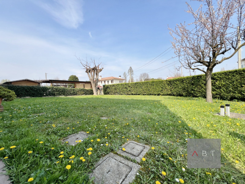 Situata nella frazione di Fratte, porzione di bifamiliare divisa in due unità indipendenti e comp...