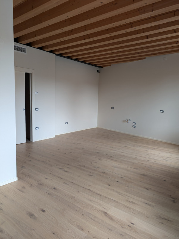 Scopri un'opportunità unica nel cuore di Castelfranco Veneto con questo splendido appartamento al...