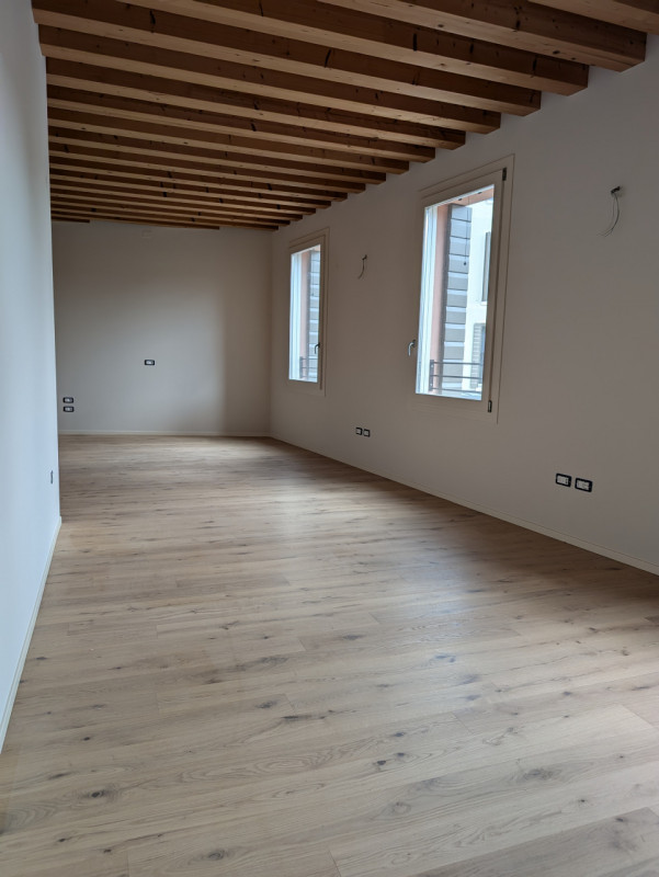 Scopri un'opportunità unica nel cuore di Castelfranco Veneto con questo splendido appartamento al...