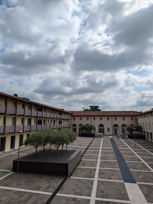 Scopri un'opportunità unica nel cuore di Castelfranco Veneto con questo splendido appartamento al...