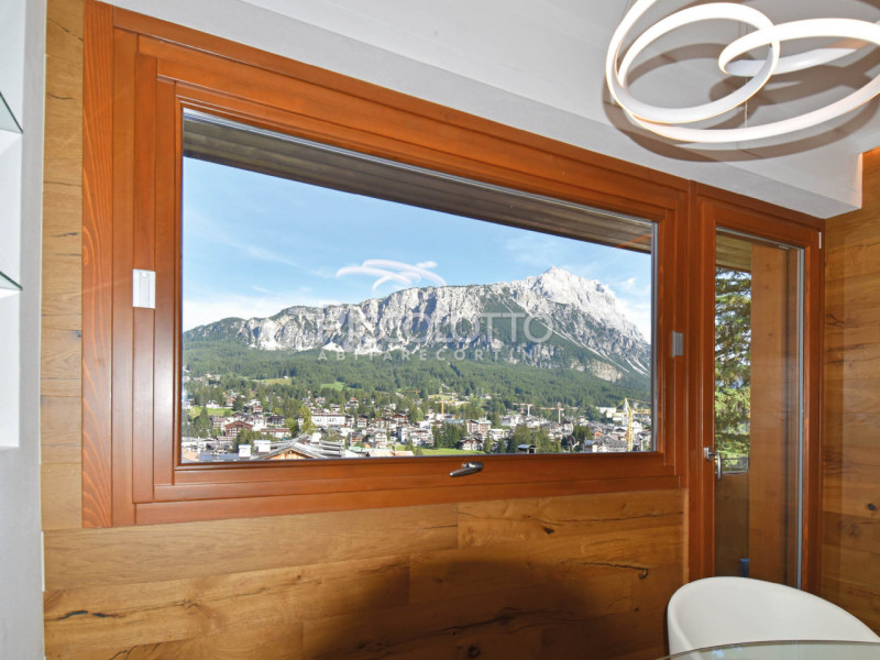 Rif. A4729 
Cortina d'Ampezzo, Località Ronco, a dieci minuti dal centro, appartamento appena ris...