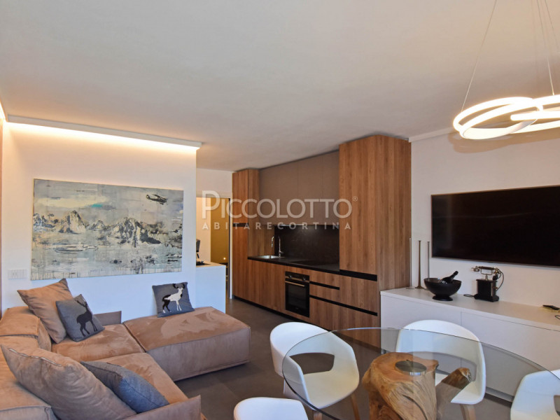 Rif. A4729 
Cortina d'Ampezzo, Località Ronco, a dieci minuti dal centro, appartamento appena ris...