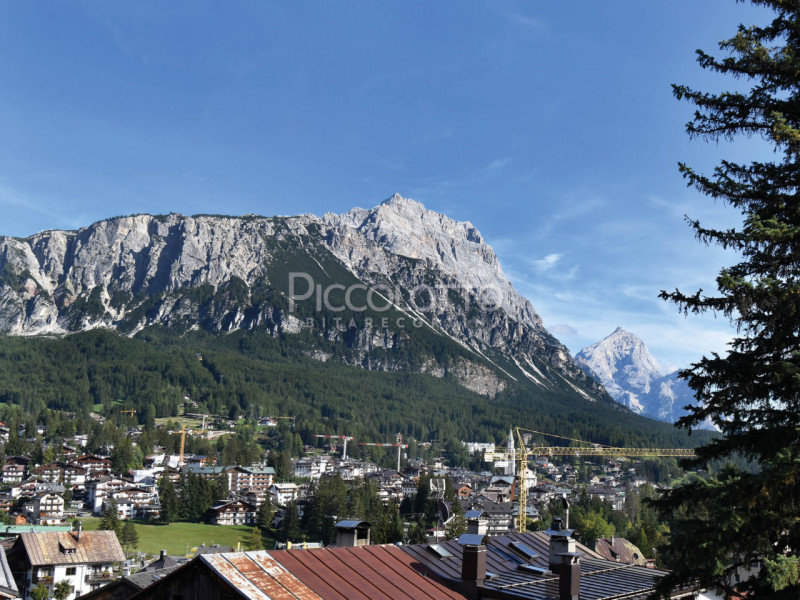 Rif. A4729 
Cortina d'Ampezzo, Località Ronco, a dieci minuti dal centro, appartamento appena ris...