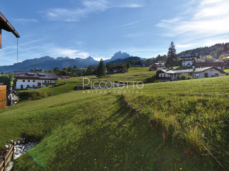 Rif. A4729 
Cortina d'Ampezzo, Località Ronco, a dieci minuti dal centro, appartamento appena ris...