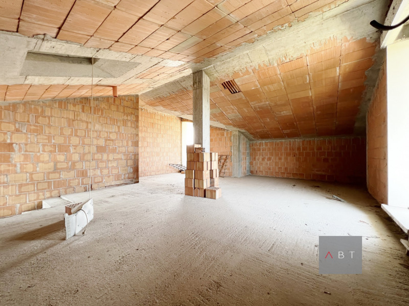 Situata nella frazione di Cavino, bifamiliare allo stato grezzo e composta di: soggiorno con ango...