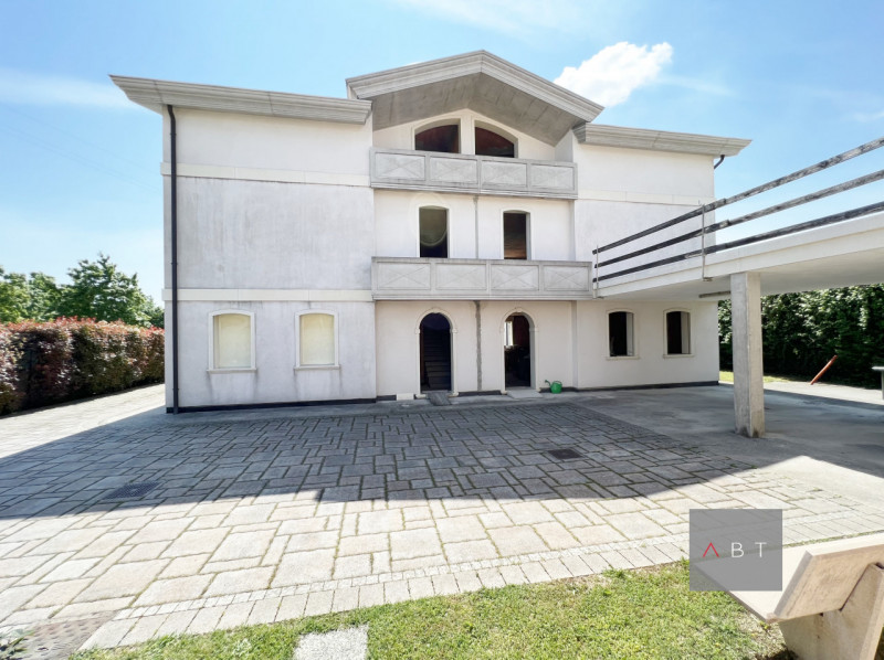 Situata nella frazione di Cavino, bifamiliare allo stato grezzo e composta di: soggiorno con ango...