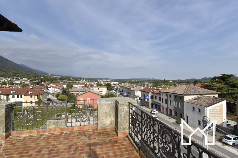 SEMONZO- Nel cuore della Pedemontana, collocata tra il bassanese e l'asolano, proponiamo villa in...