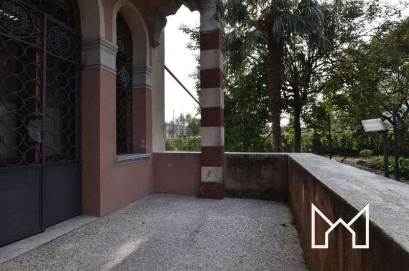 SEMONZO- Nel cuore della Pedemontana, collocata tra il bassanese e l'asolano, proponiamo villa in...